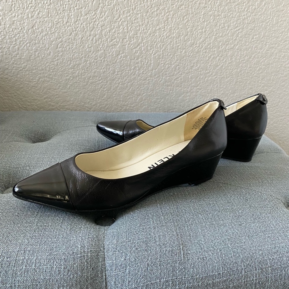 Anne Klein black leather wedge pump size 8.5